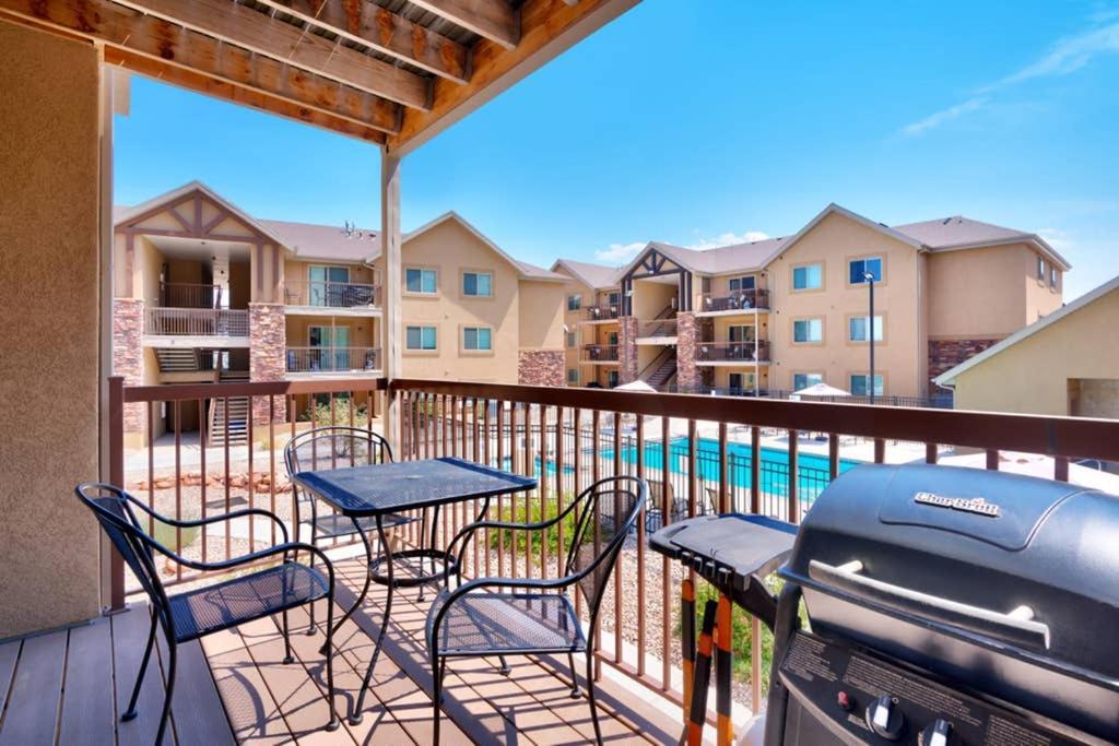 6H Spacious Redcliff Condo, Pool & Hot Tub 摩押 外观 照片