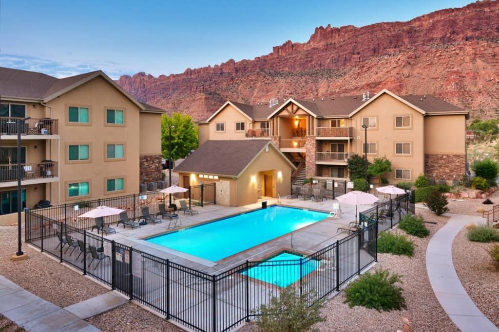 6H Spacious Redcliff Condo, Pool & Hot Tub 摩押 外观 照片